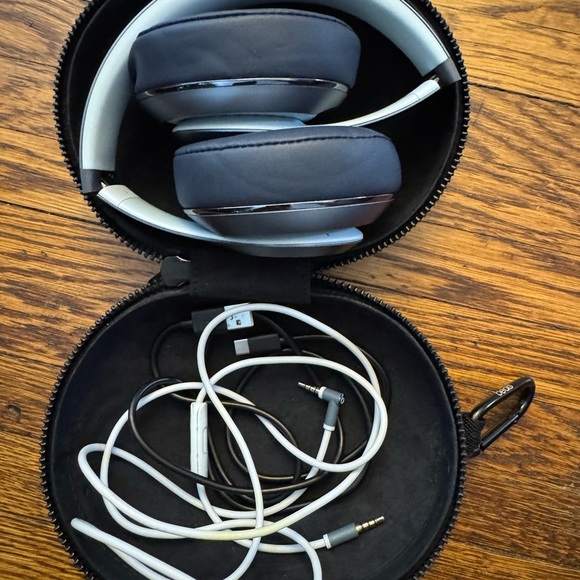 AUTHENTIC BEATS BLUE WIRELESS Headphones with ORIGINAL Case. - Picture 15 of 16